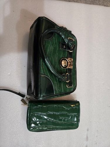Green crocodile embossed - green,